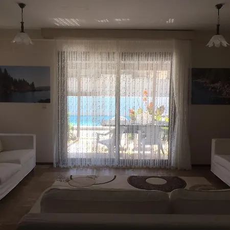 Villa Vi̇lla *